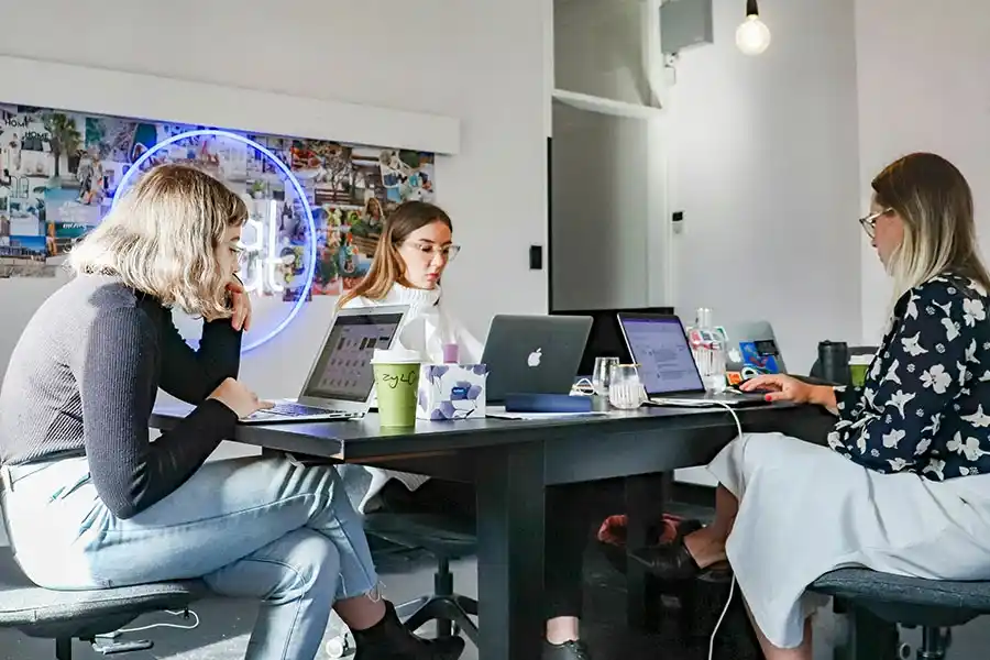 Mujeres trabajando en equipo