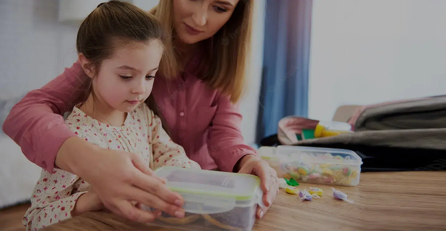 Fotografía publicitaria de madre e hija utilizando envases plásticos infantiles