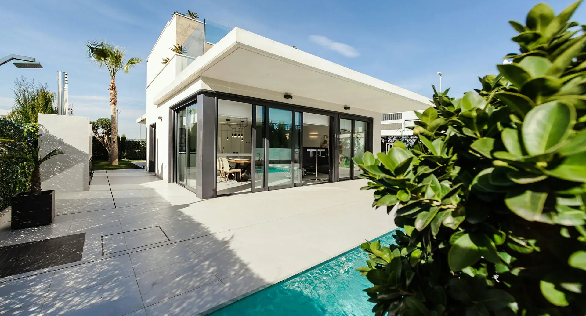 Fachada de residencia minimalista moderna con piscina integrada en estrategia de contenidos de branding.
