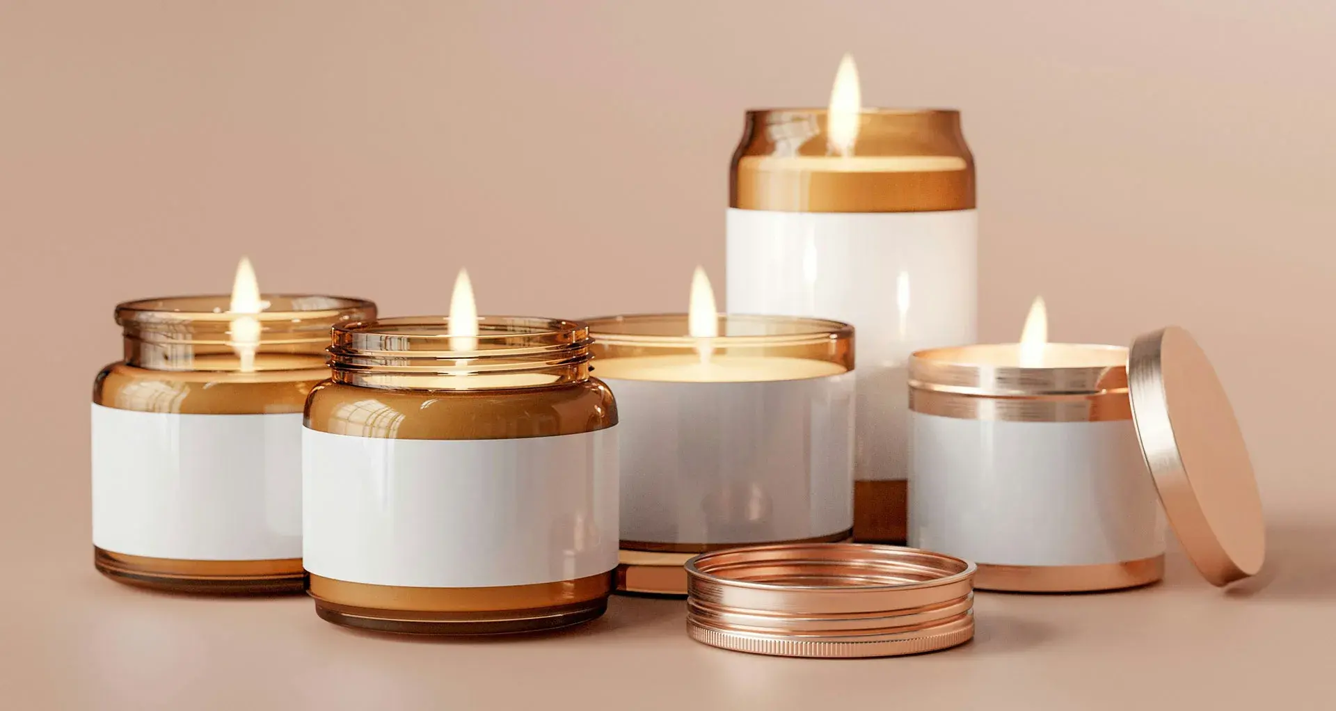 Set de velas aromáticas artesanales iluminadas para contenido digital de marca de bienestar.
