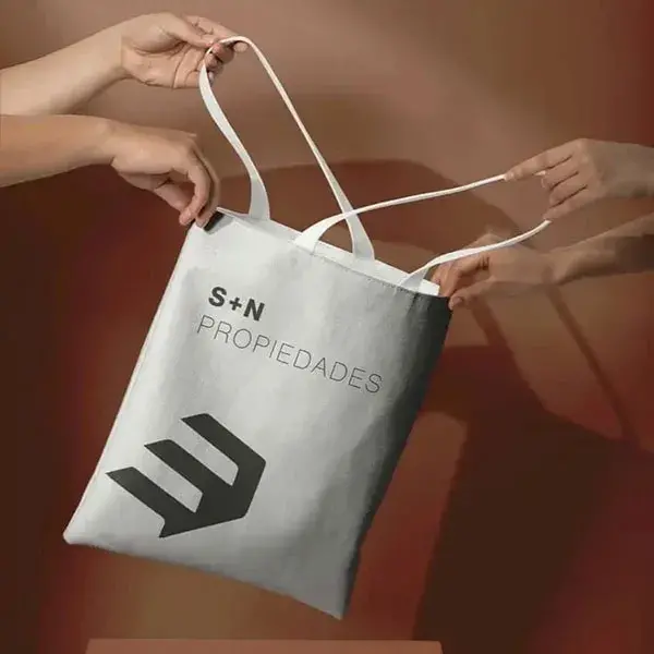 Diseño de bolsa de compras con branding exclusivo para SN por Barucck Agencia de Marketing Digital