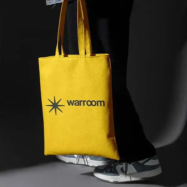 Proyecto de branding y diseño de bolsa ecológica amarilla para la marca Waroom por Barucck Agencia de Marketing Digital
