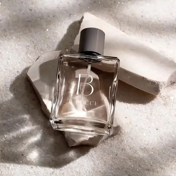 Diseño de empaque de perfume y branding de lujo para Barucck Agencia de Marketing Digital