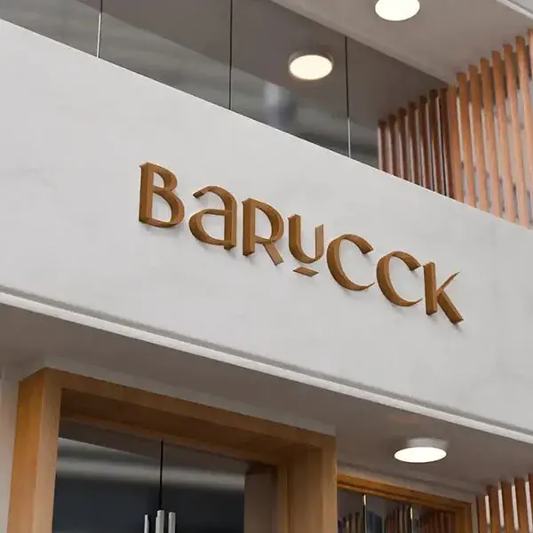 Diseño de logotipo corporativo y señalética en fachada para Barucck Agencia de Marketing Digital